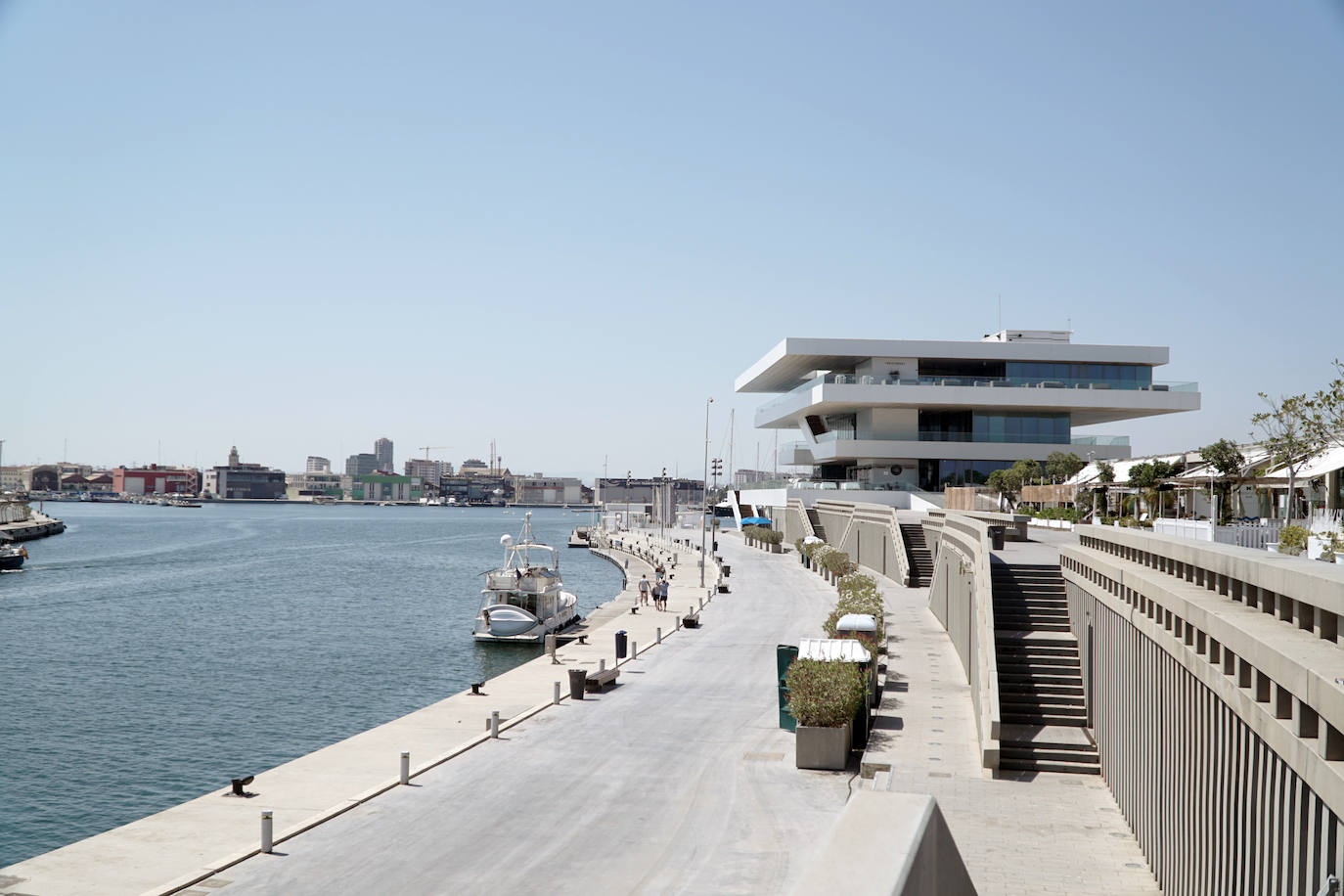 Llega el fin de semana y los valencianos aprovechan para sacar el máximo partido a la oferta de ocio en la ciudad. El puerto se convierte en el epicentro del tiempo lúdico gracias al buen clima y la variedad de opciones para planes llenos de sol, música y fiesta. Puntos como el Marina Beach o el Mercabañal se llenan de turistas y locales para disfrutar de las últimas semanas de agosto en Valencia.