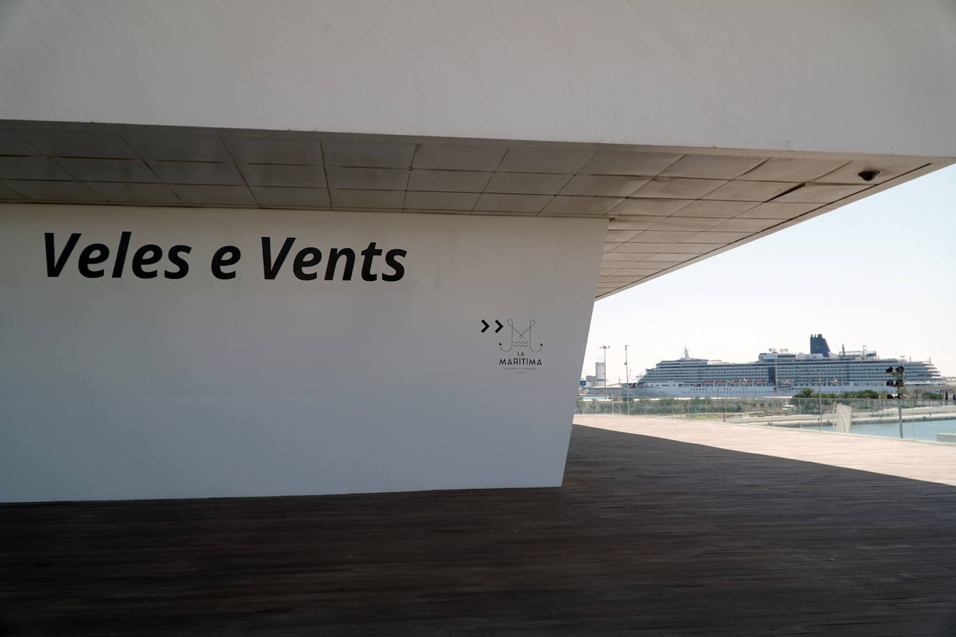 Llega el fin de semana y los valencianos aprovechan para sacar el máximo partido a la oferta de ocio en la ciudad. El puerto se convierte en el epicentro del tiempo lúdico gracias al buen clima y la variedad de opciones para planes llenos de sol, música y fiesta. Puntos como el Marina Beach o el Mercabañal se llenan de turistas y locales para disfrutar de las últimas semanas de agosto en Valencia.