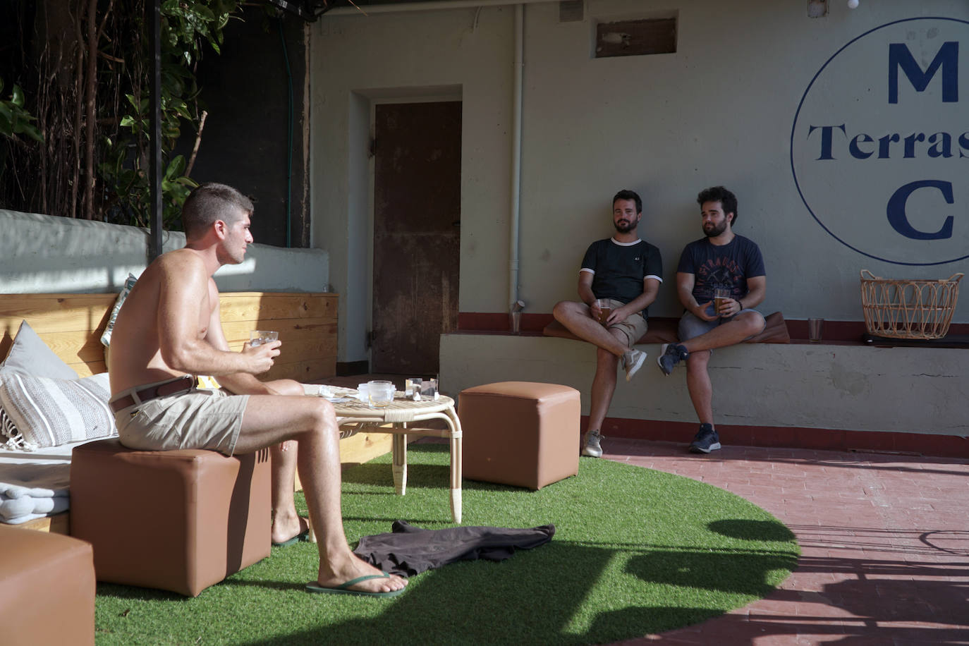 Llega el fin de semana y los valencianos aprovechan para sacar el máximo partido a la oferta de ocio en la ciudad. El puerto se convierte en el epicentro del tiempo lúdico gracias al buen clima y la variedad de opciones para planes llenos de sol, música y fiesta. Puntos como el Marina Beach o el Mercabañal se llenan de turistas y locales para disfrutar de las últimas semanas de agosto en Valencia.