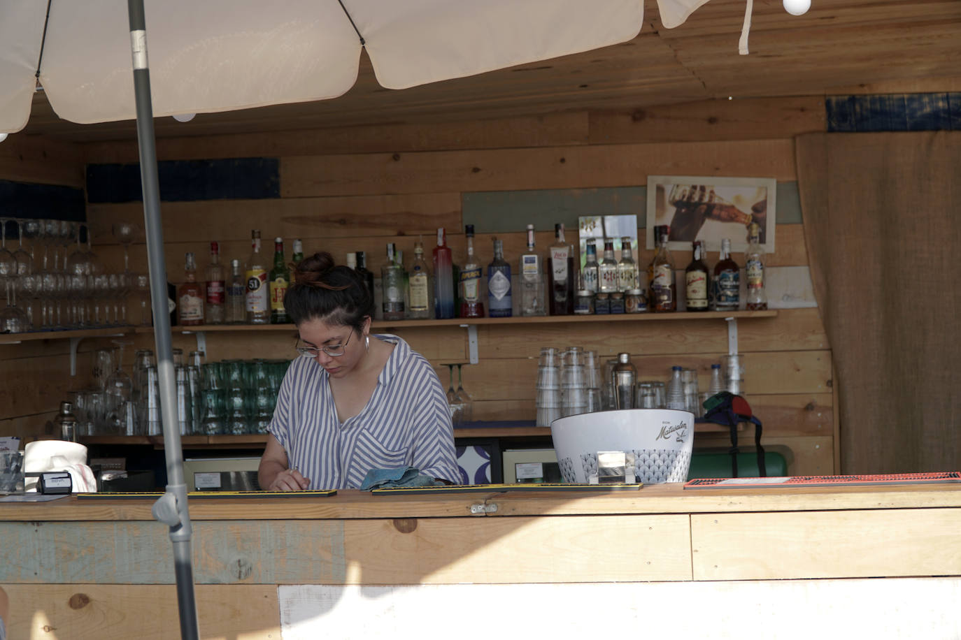 Llega el fin de semana y los valencianos aprovechan para sacar el máximo partido a la oferta de ocio en la ciudad. El puerto se convierte en el epicentro del tiempo lúdico gracias al buen clima y la variedad de opciones para planes llenos de sol, música y fiesta. Puntos como el Marina Beach o el Mercabañal se llenan de turistas y locales para disfrutar de las últimas semanas de agosto en Valencia.