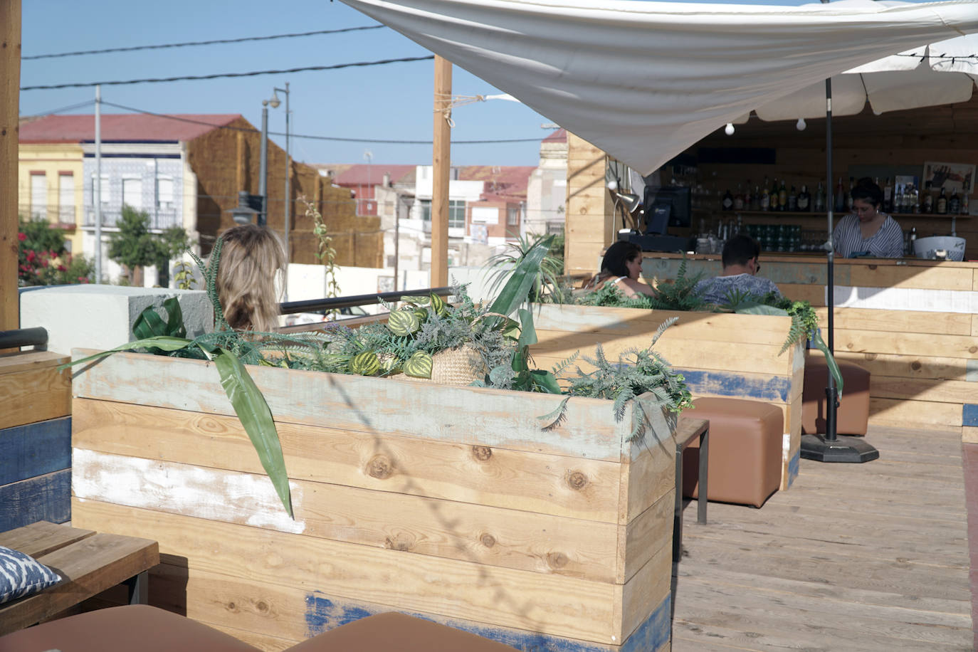 Llega el fin de semana y los valencianos aprovechan para sacar el máximo partido a la oferta de ocio en la ciudad. El puerto se convierte en el epicentro del tiempo lúdico gracias al buen clima y la variedad de opciones para planes llenos de sol, música y fiesta. Puntos como el Marina Beach o el Mercabañal se llenan de turistas y locales para disfrutar de las últimas semanas de agosto en Valencia.
