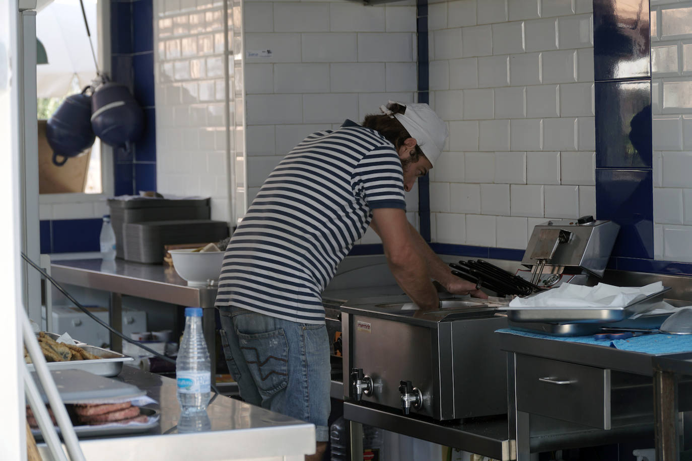 Llega el fin de semana y los valencianos aprovechan para sacar el máximo partido a la oferta de ocio en la ciudad. El puerto se convierte en el epicentro del tiempo lúdico gracias al buen clima y la variedad de opciones para planes llenos de sol, música y fiesta. Puntos como el Marina Beach o el Mercabañal se llenan de turistas y locales para disfrutar de las últimas semanas de agosto en Valencia.