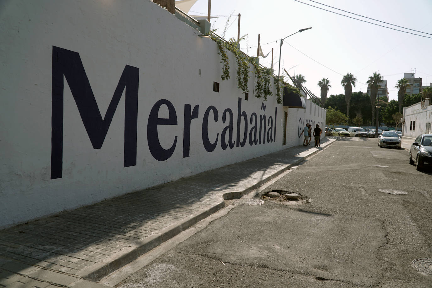 Llega el fin de semana y los valencianos aprovechan para sacar el máximo partido a la oferta de ocio en la ciudad. El puerto se convierte en el epicentro del tiempo lúdico gracias al buen clima y la variedad de opciones para planes llenos de sol, música y fiesta. Puntos como el Marina Beach o el Mercabañal se llenan de turistas y locales para disfrutar de las últimas semanas de agosto en Valencia.