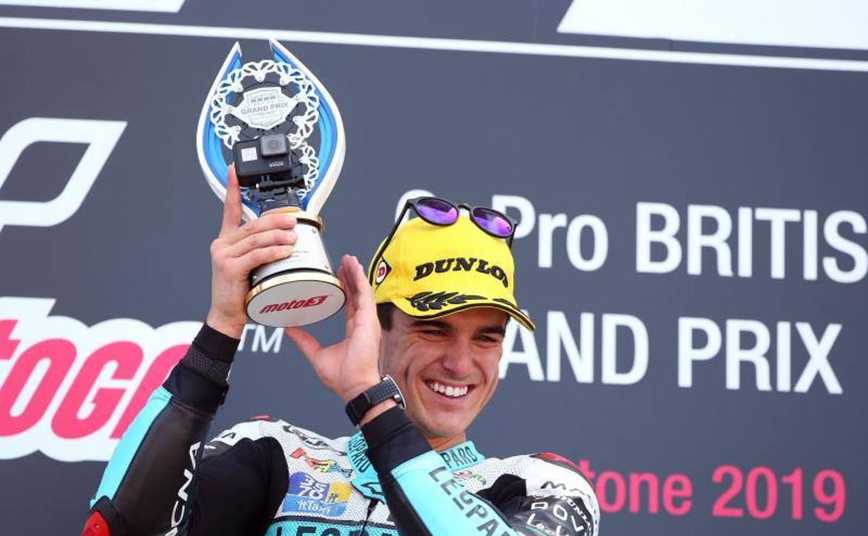 Marcos Ramírez, con el trofeo del GP Silverstone.