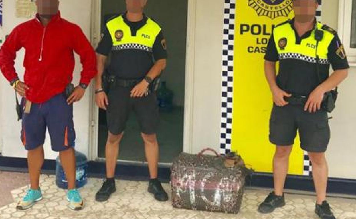 Agentes de la Policía Local de Castellón, con el fardo de droga hallado la semana pasada y el socorrista que lo encontró.