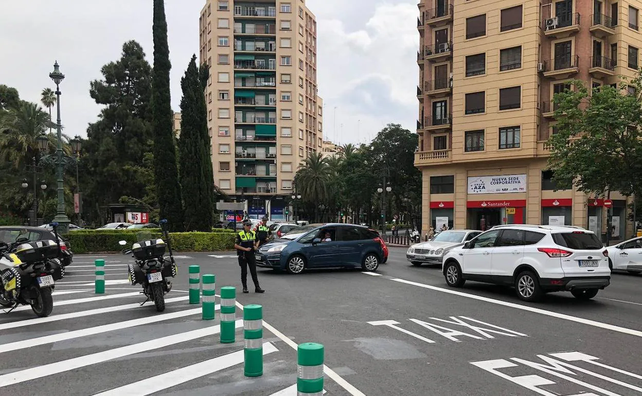 Siete agentes ordenan el tráfico en la zona. 