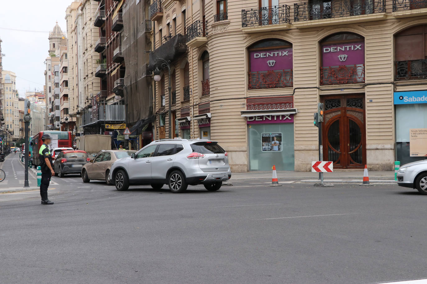 Primeras retenciones en la gran vía por el cambio en Ruzafa