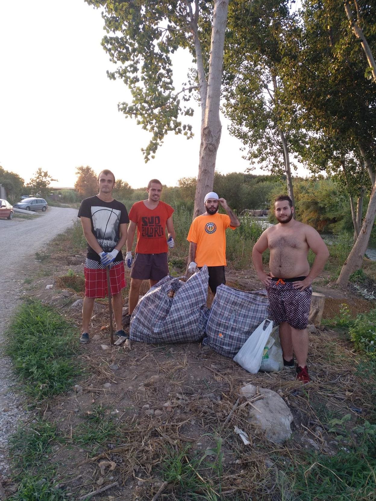 Los cuatro jóvenes, con las bolsas llenas de residuos. 