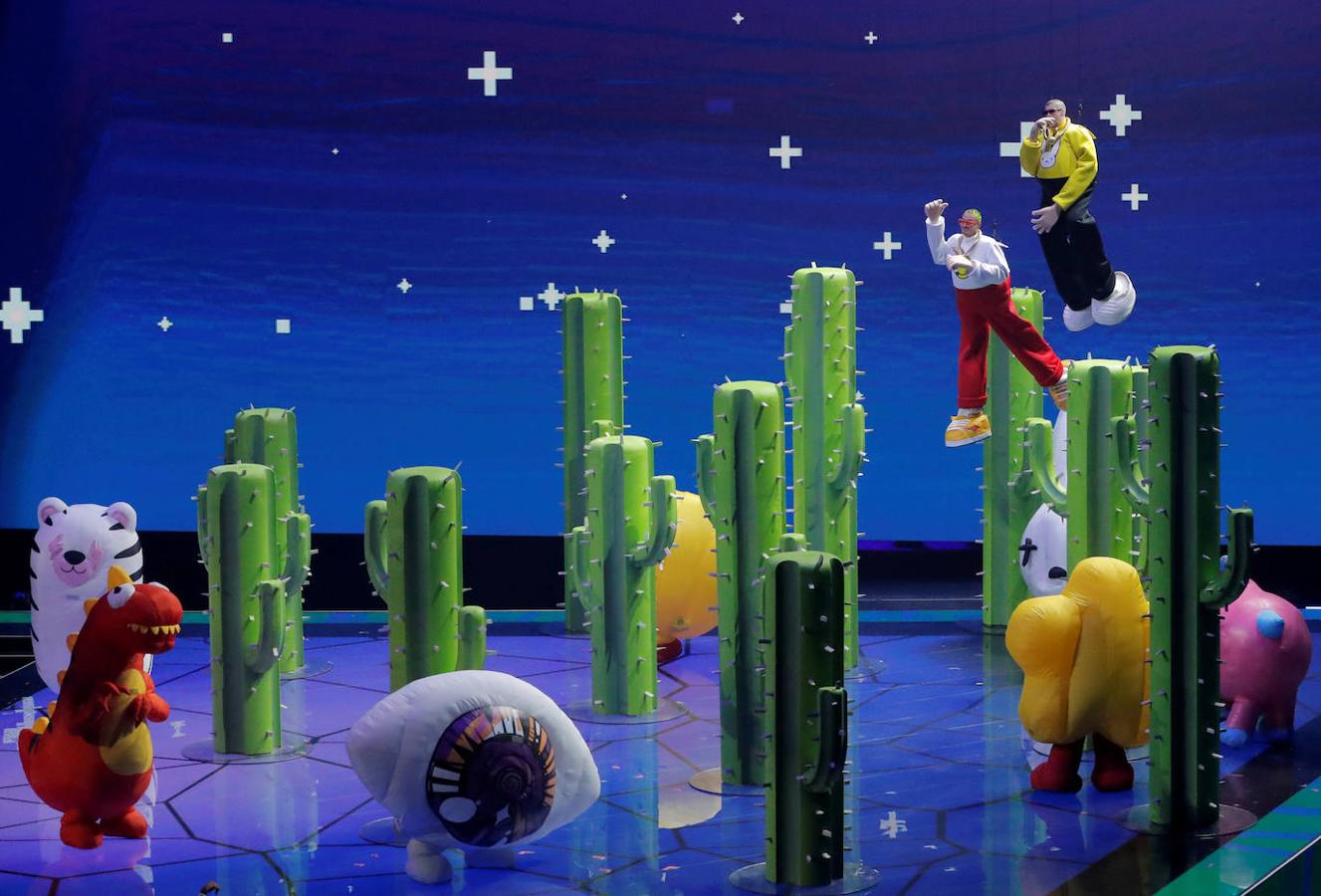 J Balvin y Bad Bunny durante su actuación en los MTV Awards.