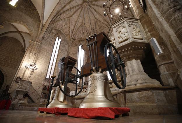 Dos de las nuevas campanas, ayer, frente al altar de San Agustín.