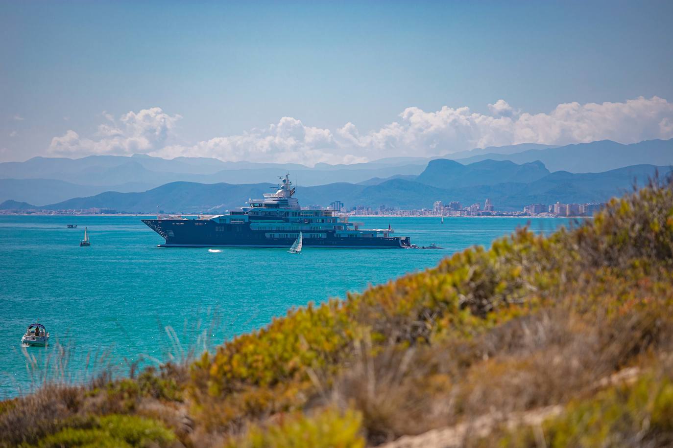 El yate Ulysses, el cuarto más grande del mundo, atraca a Cullera