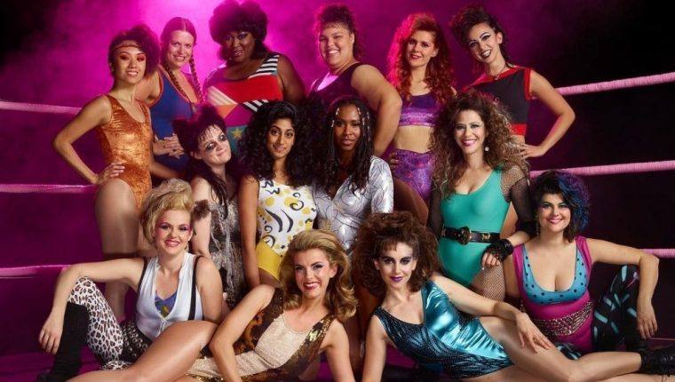 Glow (Netflix). Esta comedia reúne a un grupo de mujeres para protagonizar un programa de lucha libre femenino llamado 'GLOW'.