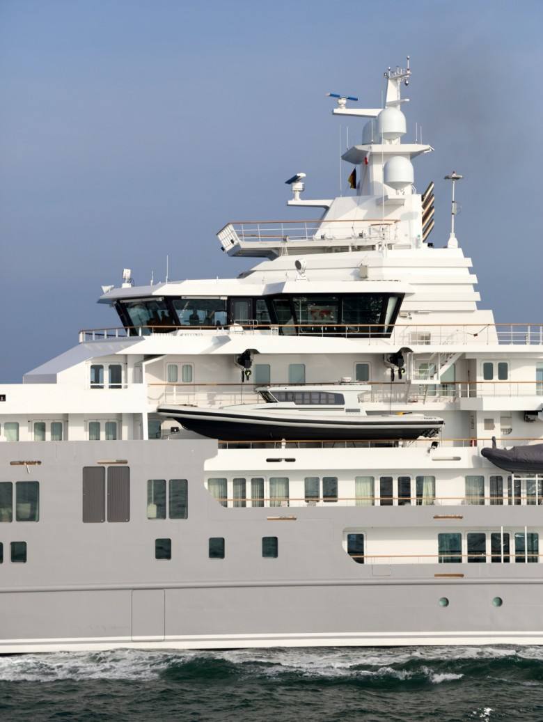 Fotos: El yate Ulysses, el cuarto más grande del mundo, atraca a Cullera