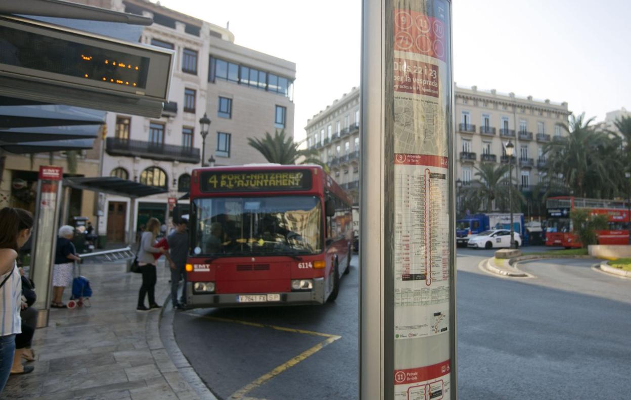 Dársena de la EMT en la plaza de la Reina. 