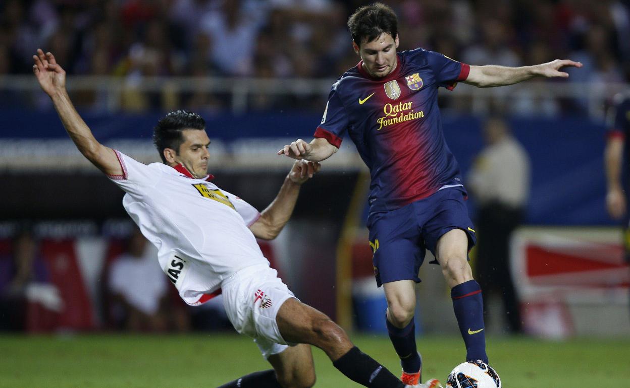 Emir Spahic defendiendo a Leo Messi durante su etapa sevillista.