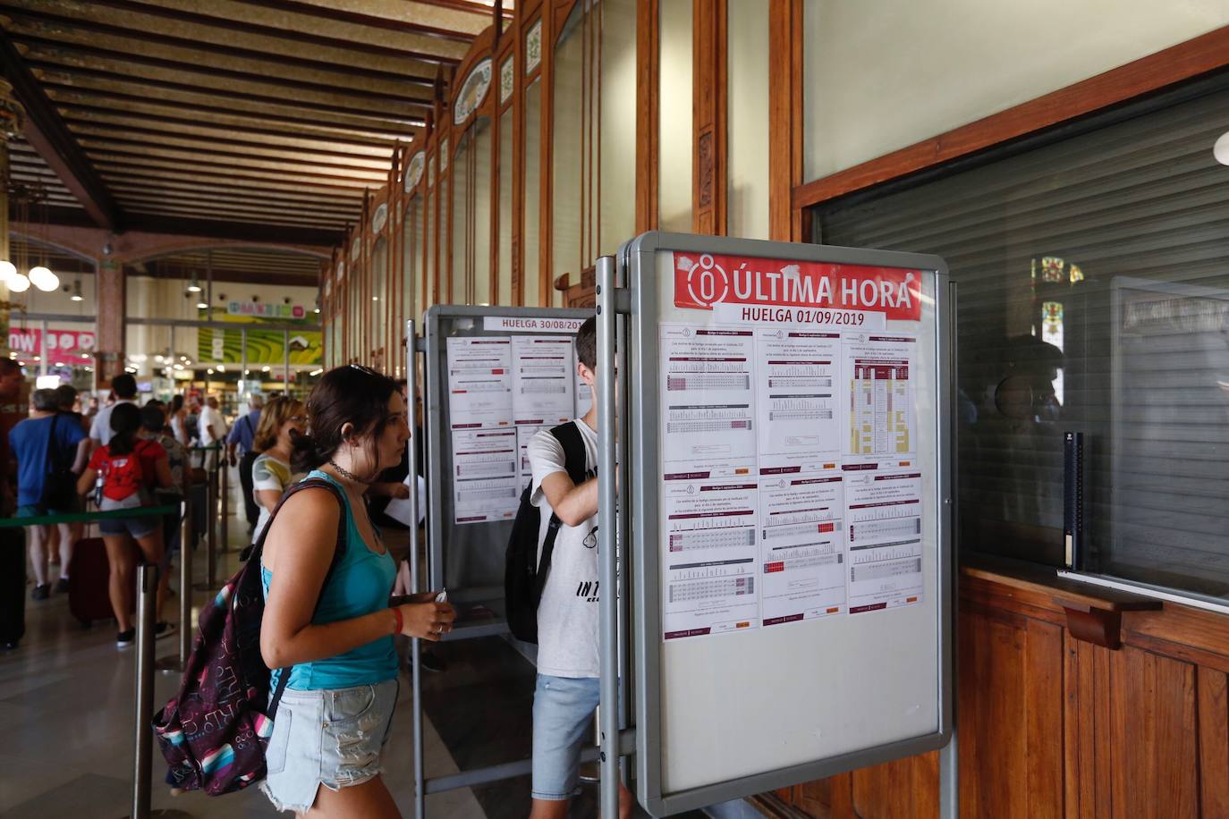Muchos pasajeros han tenido que esperar varias horas en la Estación del Norte de Valencia debido a la huelga de trenes en Renfe.