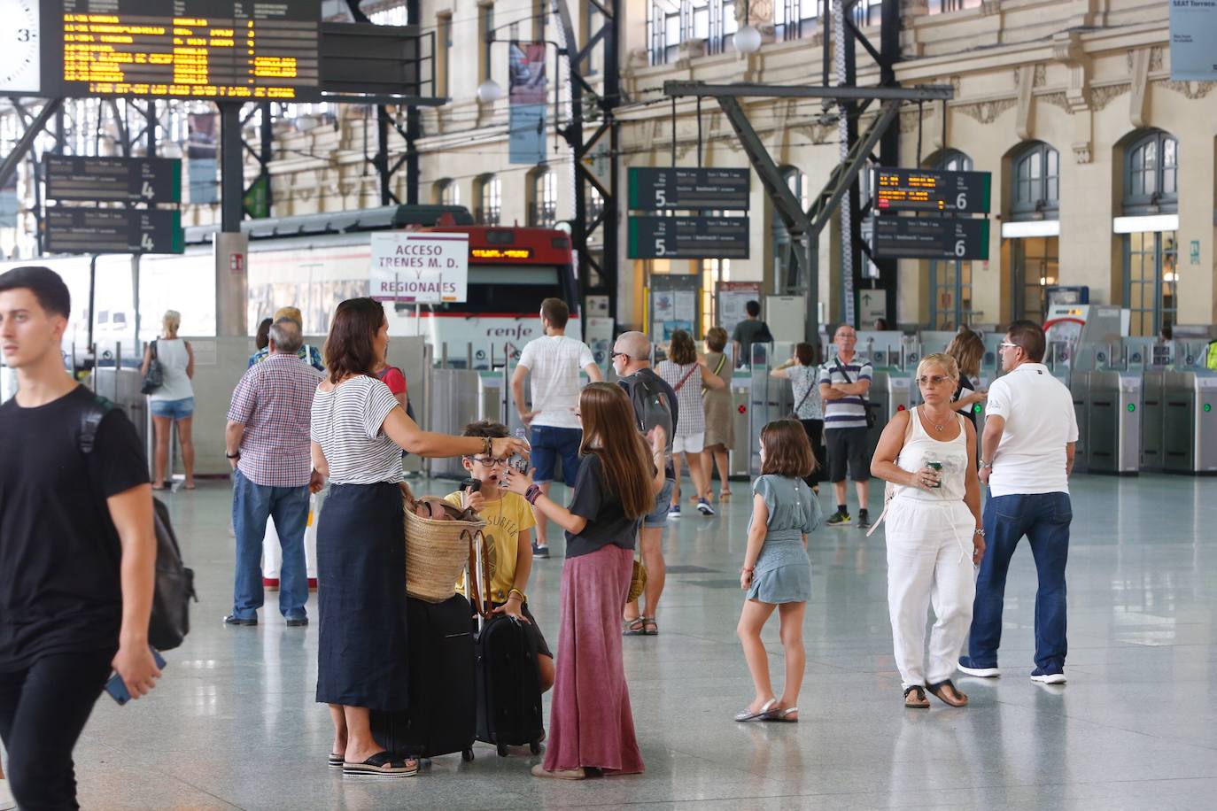 Muchos pasajeros han tenido que esperar varias horas en la Estación del Norte de Valencia debido a la huelga de trenes en Renfe.