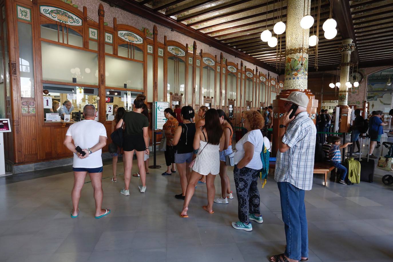 Muchos pasajeros han tenido que esperar varias horas en la Estación del Norte de Valencia debido a la huelga de trenes en Renfe.