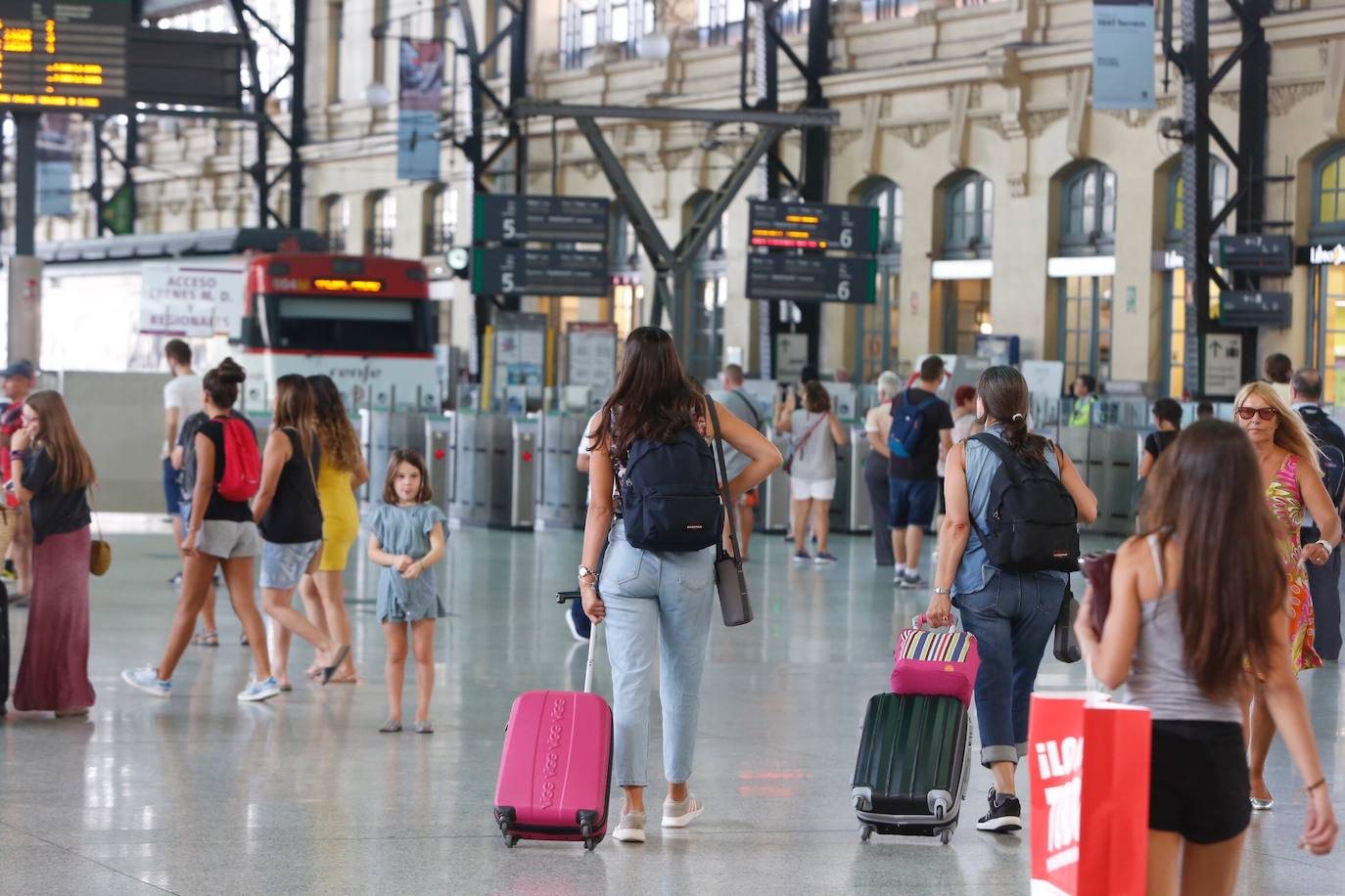 Muchos pasajeros han tenido que esperar varias horas en la Estación del Norte de Valencia debido a la huelga de trenes en Renfe.