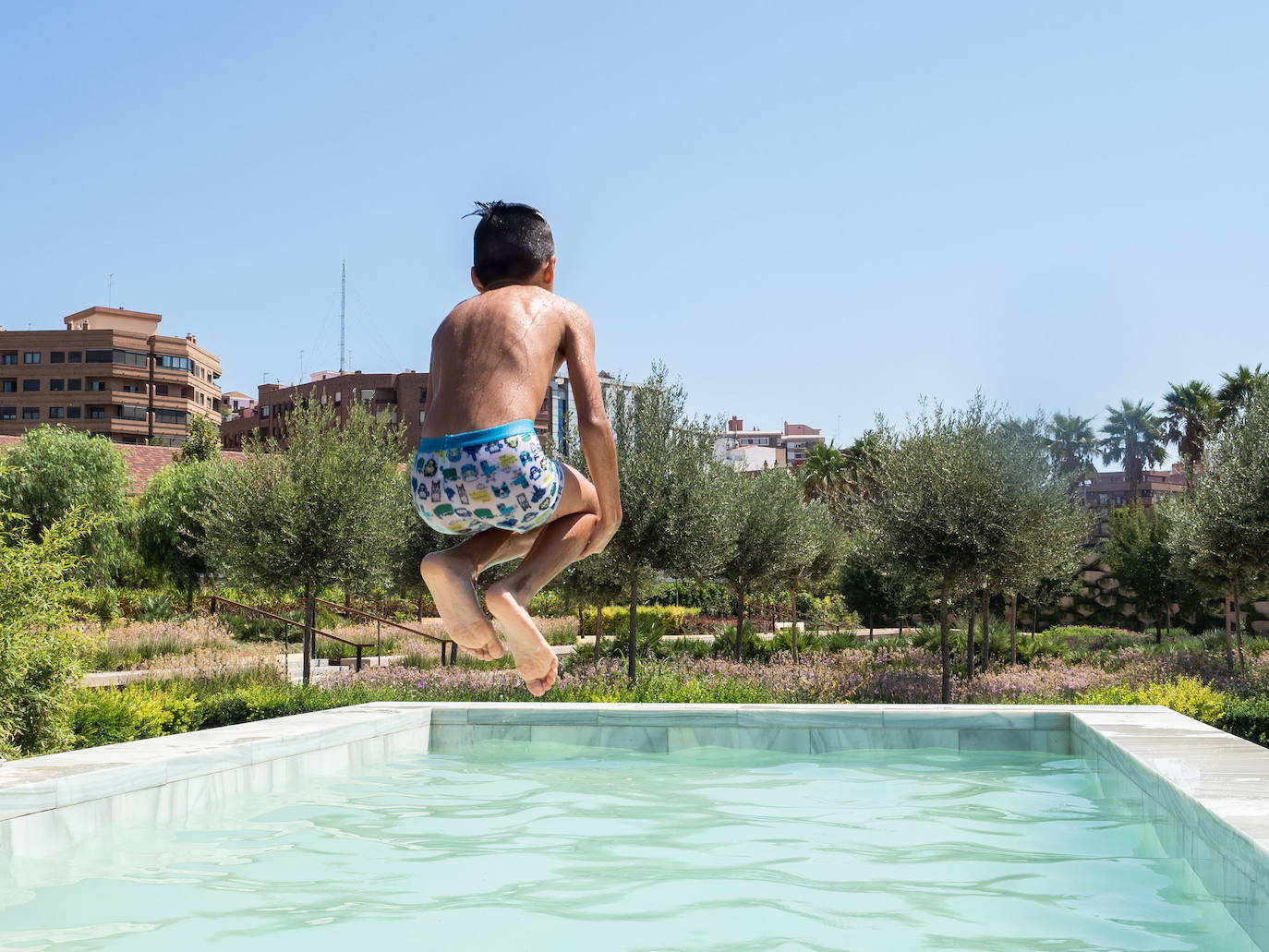 El agua no es apta para refrescarse ni la estructura está acondicionada, aunque los estanques se llenan los días de más calor, ya que los vecinos utilizan las balsas del gran jardín para bañarse a pesar de la prohibición.