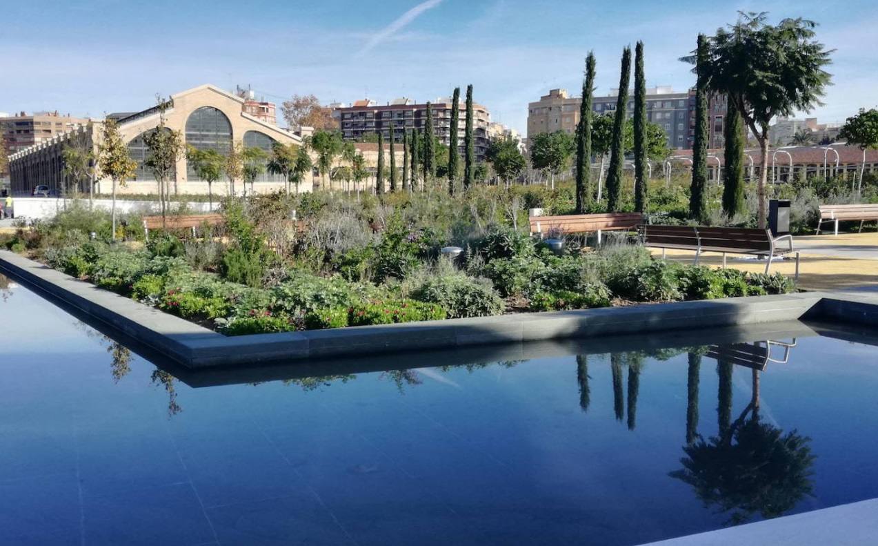 El agua no es apta para refrescarse ni la estructura está acondicionada, aunque los estanques se llenan los días de más calor, ya que los vecinos utilizan las balsas del gran jardín para bañarse a pesar de la prohibición.