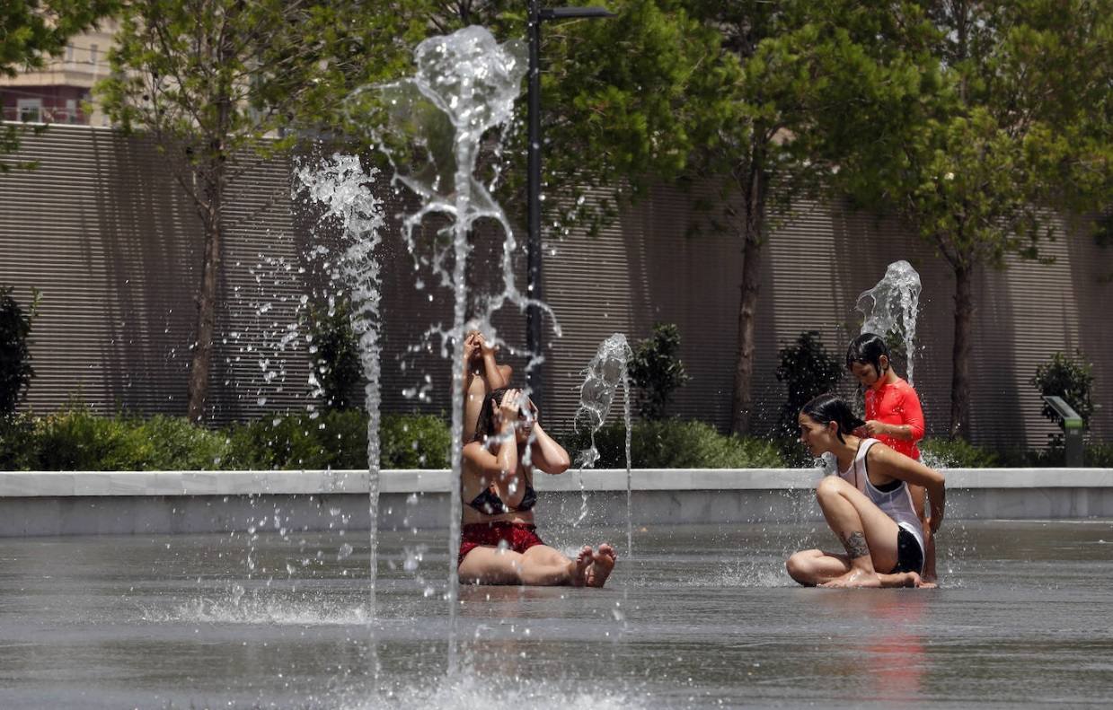 El agua no es apta para refrescarse ni la estructura está acondicionada, aunque los estanques se llenan los días de más calor, ya que los vecinos utilizan las balsas del gran jardín para bañarse a pesar de la prohibición.