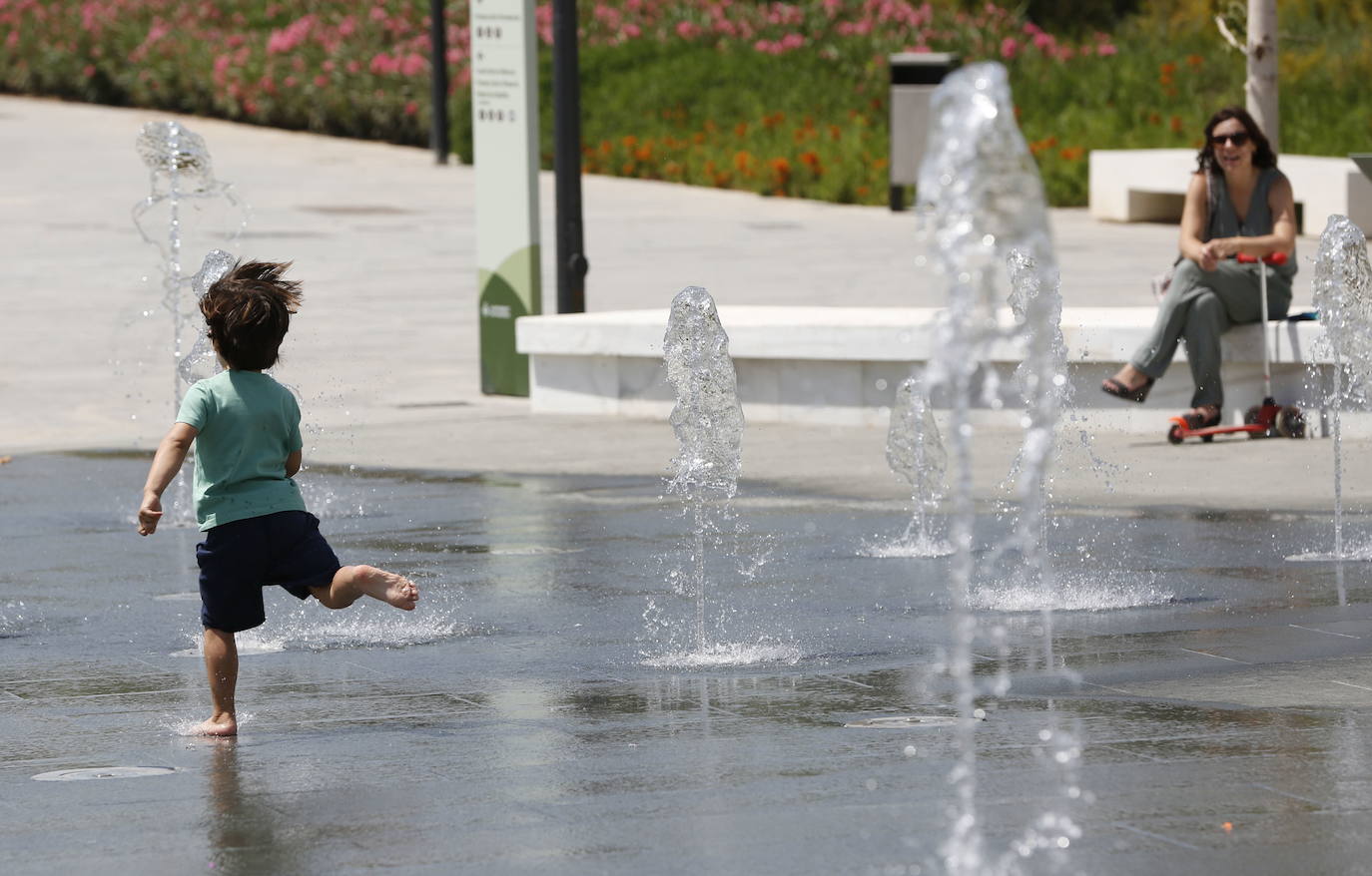 El agua no es apta para refrescarse ni la estructura está acondicionada, aunque los estanques se llenan los días de más calor, ya que los vecinos utilizan las balsas del gran jardín para bañarse a pesar de la prohibición.