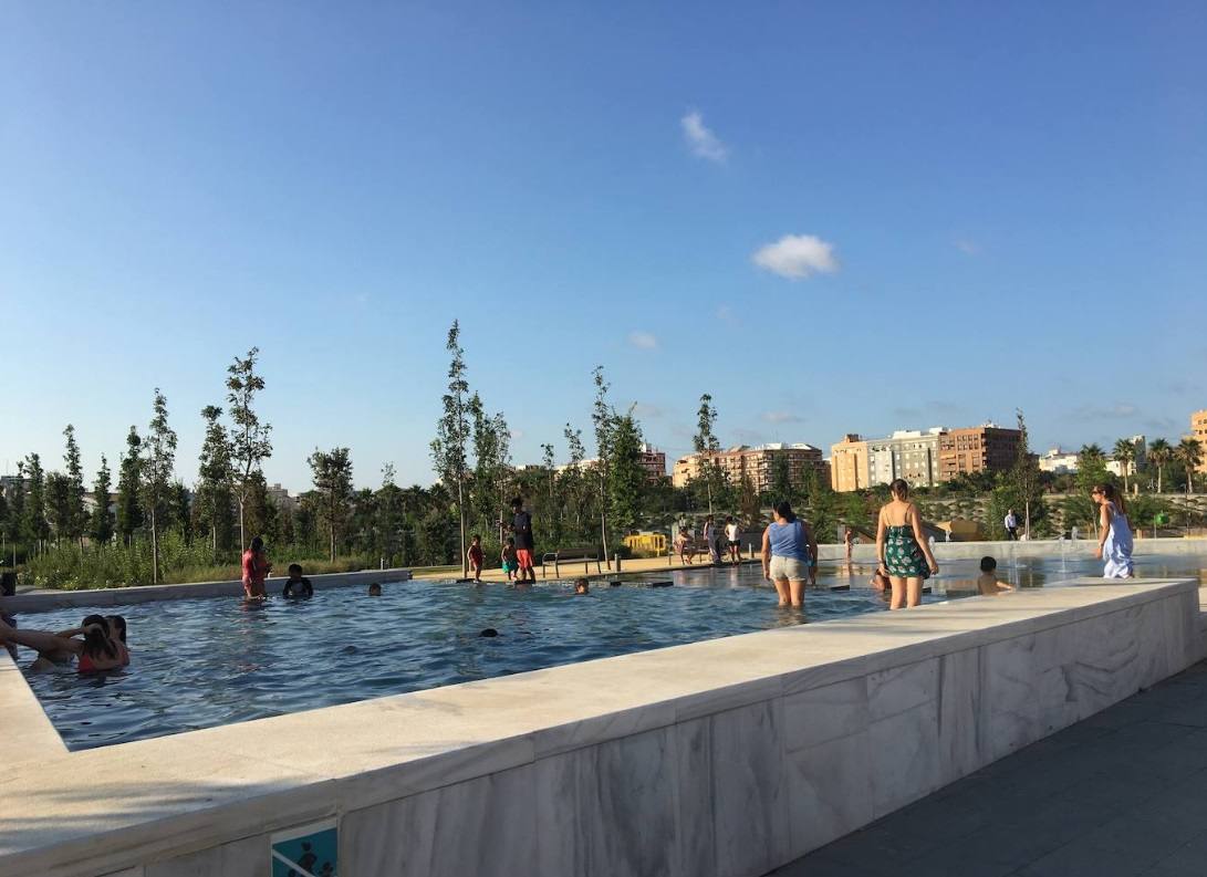 El agua no es apta para refrescarse ni la estructura está acondicionada, aunque los estanques se llenan los días de más calor, ya que los vecinos utilizan las balsas del gran jardín para bañarse a pesar de la prohibición.