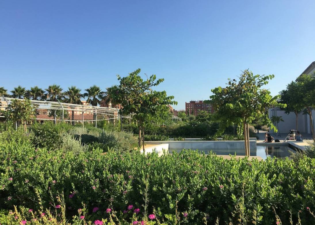 El agua no es apta para refrescarse ni la estructura está acondicionada, aunque los estanques se llenan los días de más calor, ya que los vecinos utilizan las balsas del gran jardín para bañarse a pesar de la prohibición.