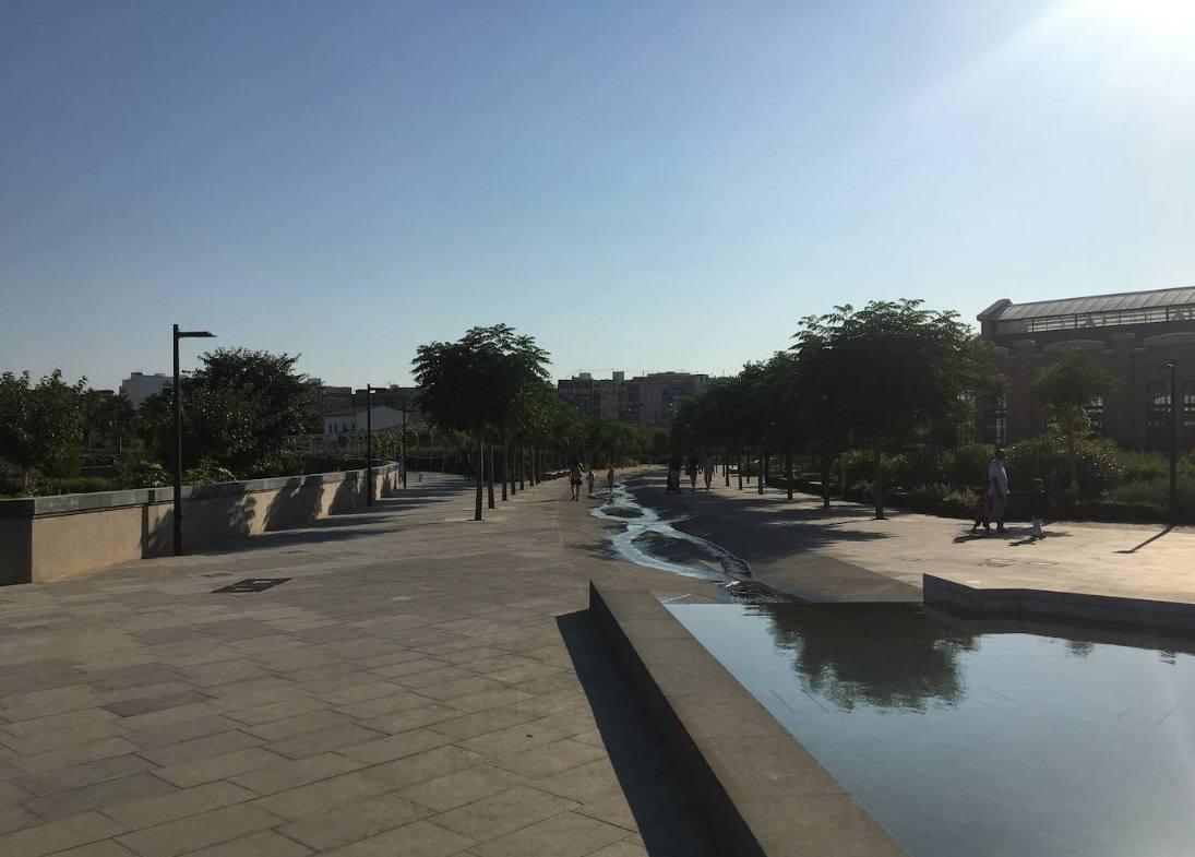 El agua no es apta para refrescarse ni la estructura está acondicionada, aunque los estanques se llenan los días de más calor, ya que los vecinos utilizan las balsas del gran jardín para bañarse a pesar de la prohibición.