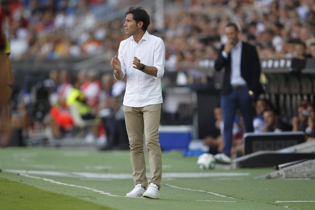 Marcelino aplaude a sus futbolistas ayer en Mestalla. 