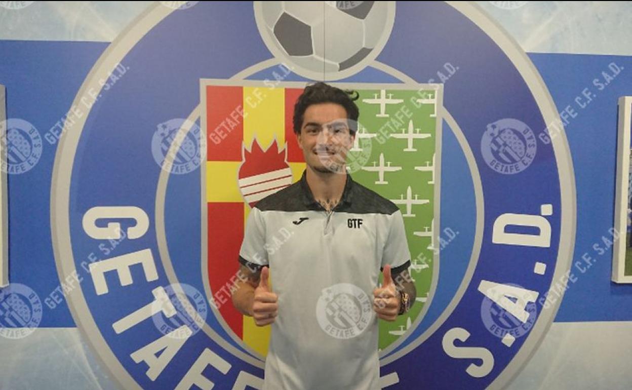 Jason Remeseiro posa con la vestimenta oficial del Getafe.