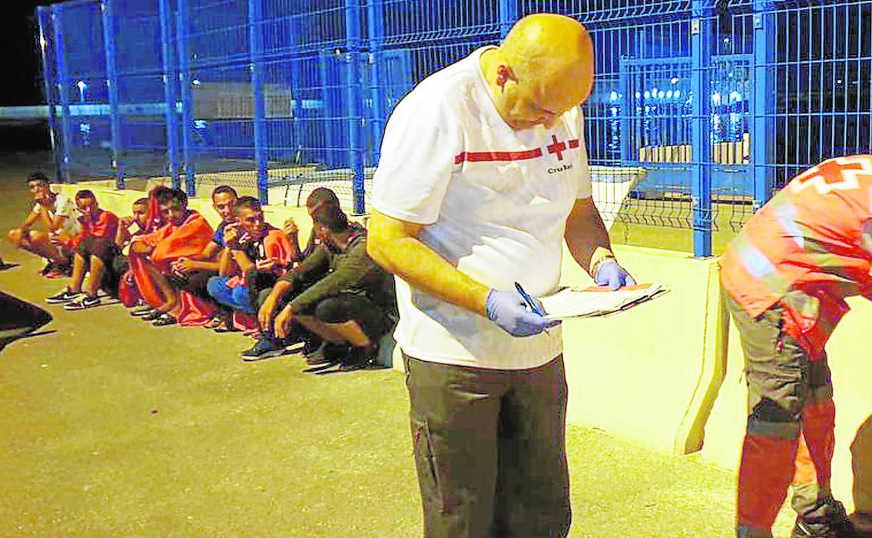 Personal de Cruz Roja de Alicante asiste a los últimos inmigrantes llegados con patera el domingo a Xàbia.