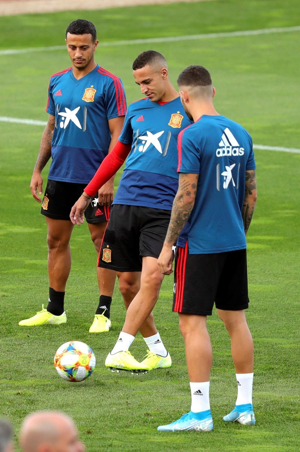 Rodrigo, en el centro, con Thiago detrás, ayer en el entrenamiento de la selección. 