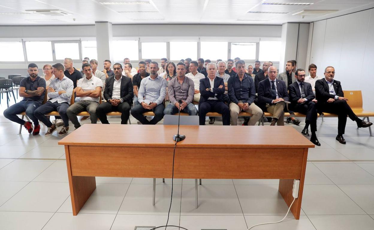 Los implicados en el presunto amaño del Levante-Zaragoza durante el juicio en la Ciudad de la Justicia. 