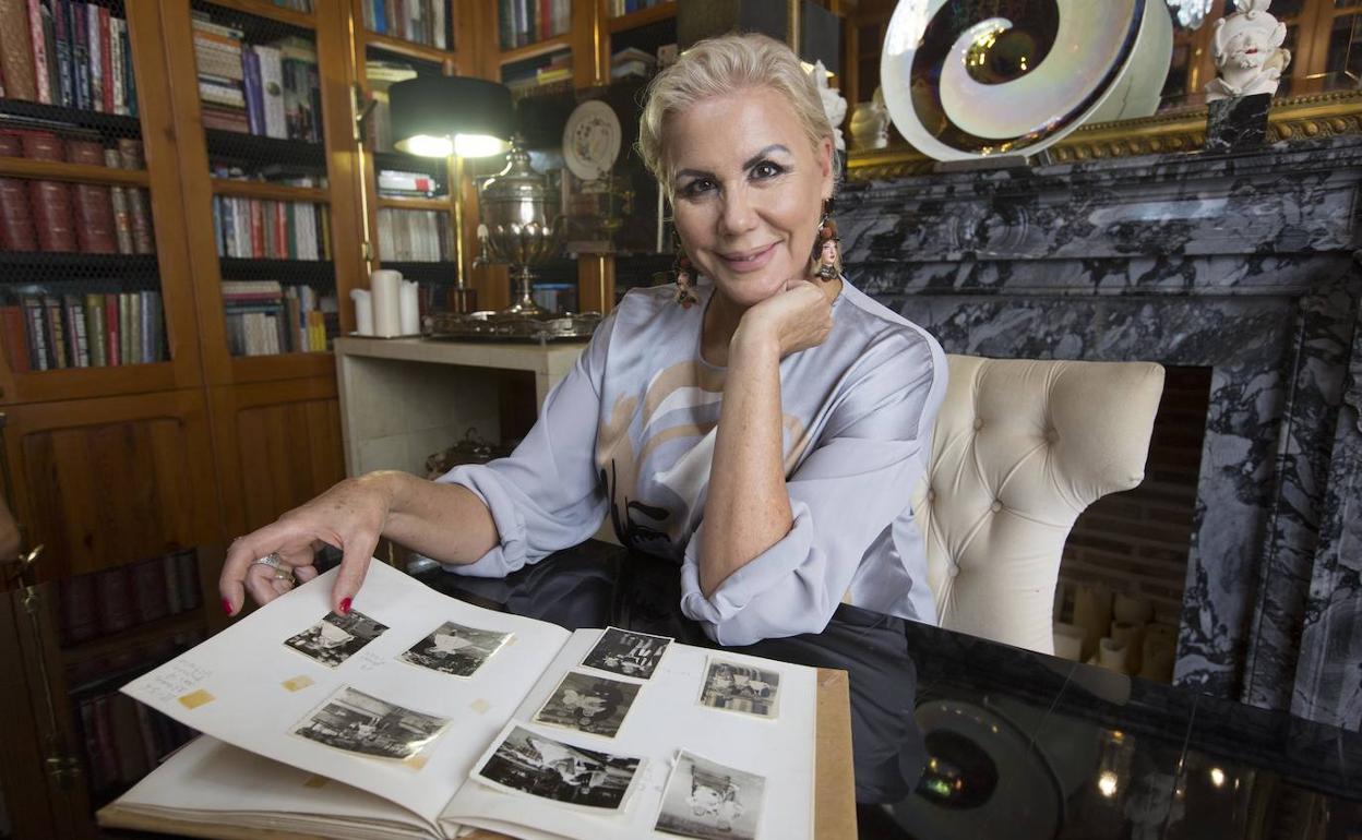 Laura, en su casa, hojea el álbum de fotosque permiten recorrer una infancia privilegiada.