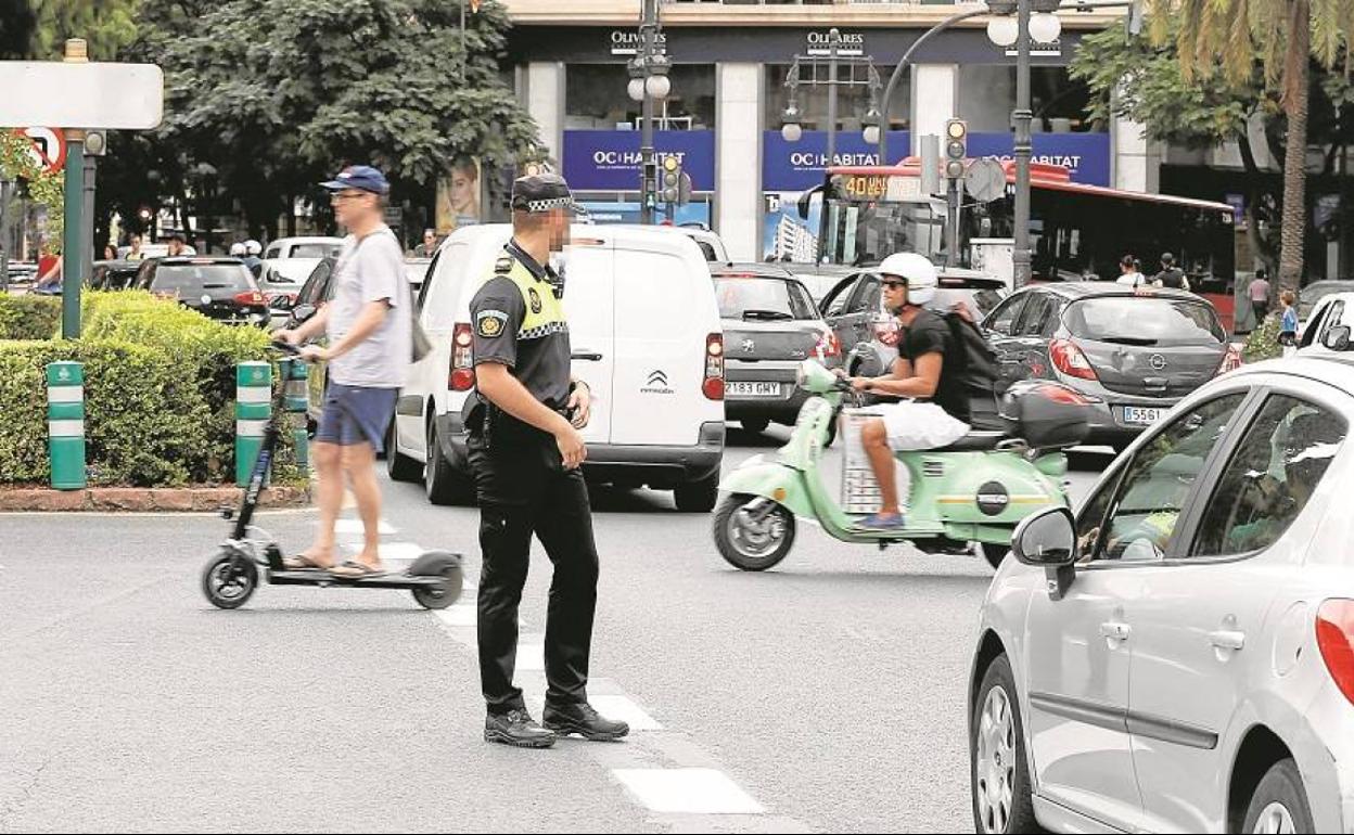 Un agente de Policía Local regula el tráfico en uno de los cruces conflictivos. 
