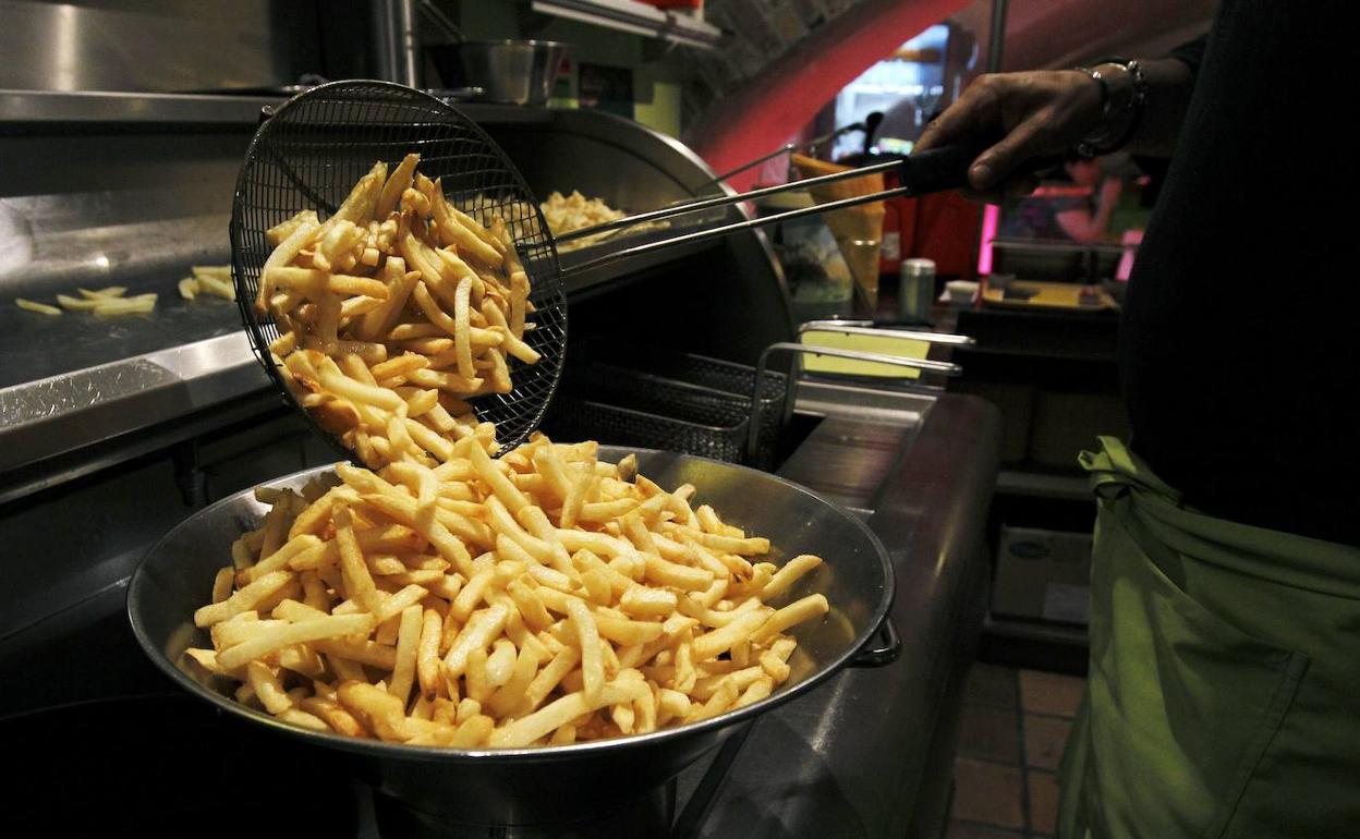 Un niño británico sufre pérdida de visión por comer únicamente patatas fritas. 