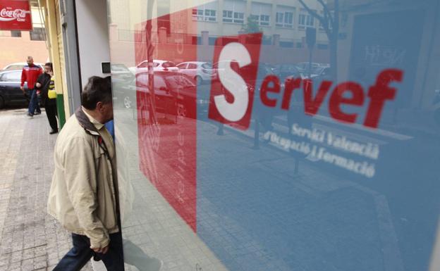 Un hombre entra en una oficina del servicio valenciano de empleo. 