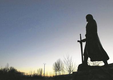 Imagen secundaria 1 - Estatua del Campeador en Poyo del Cid en el municipio de Calamocha (Teruel). Cubierta de 'Sidi'. 