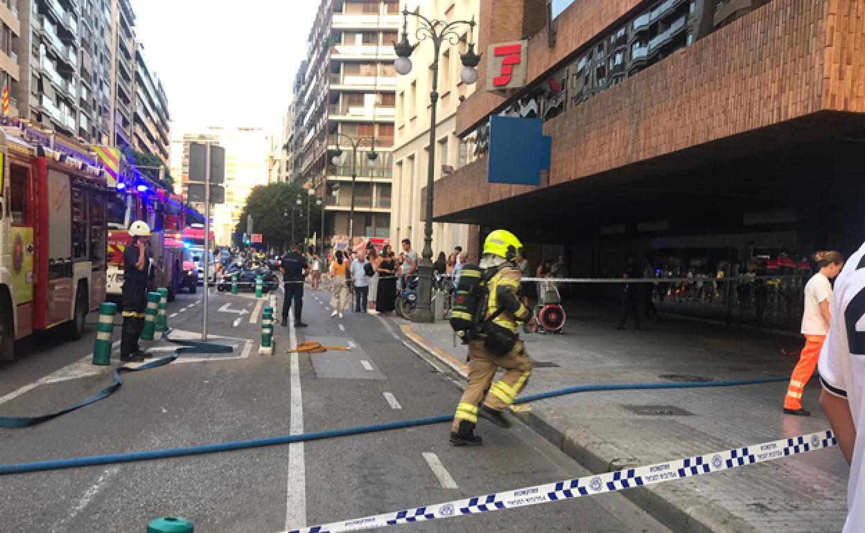 Tráfico en Valencia | Arde un coche en un garaje de la calle Colón