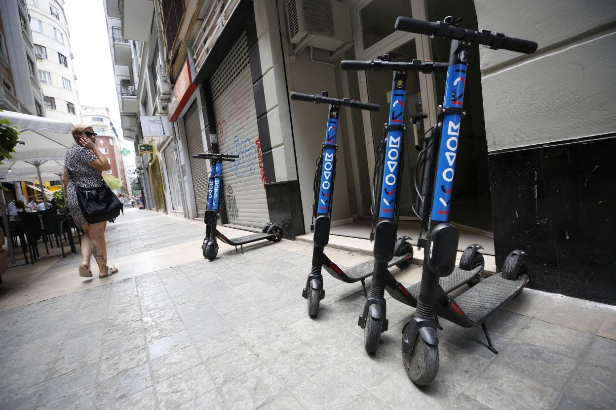 Patinetes de alquiler en la puerta de un establecimiento en Valencia. 