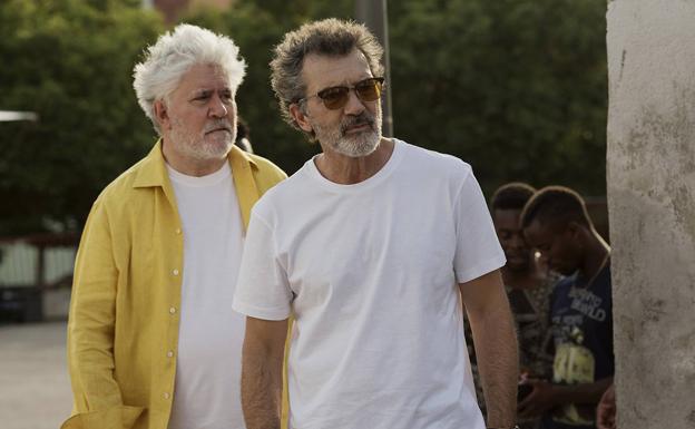 Pedro Almodóvar y Antonio Banderas durante el rodaje de 'Dolor y Gloria'. 