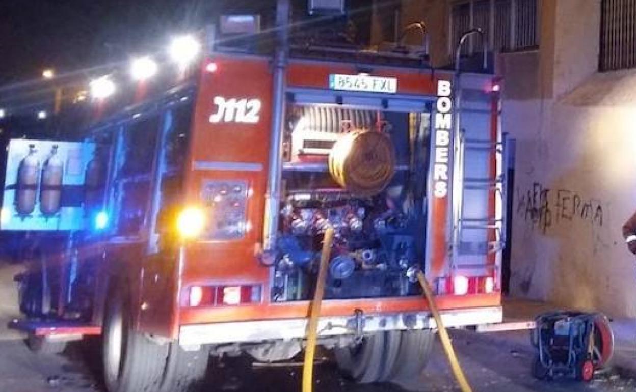 Bomberos realizan un servicio en Valencia. 