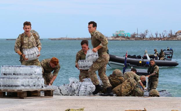 Militares llevan botellas de agua a Bahamas tras el paso del huracán 'Dorian'.