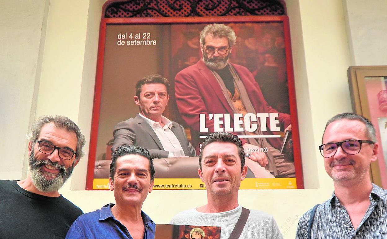 Alfred Picó, Carles Sanjaime, Josep Manel Casany y Juli Disla ante la fachada del teatro Talía. 