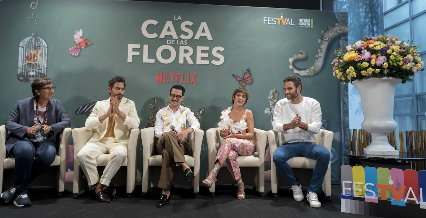 Representantes de 'La casa de las flores' atendiendo a la prensa.