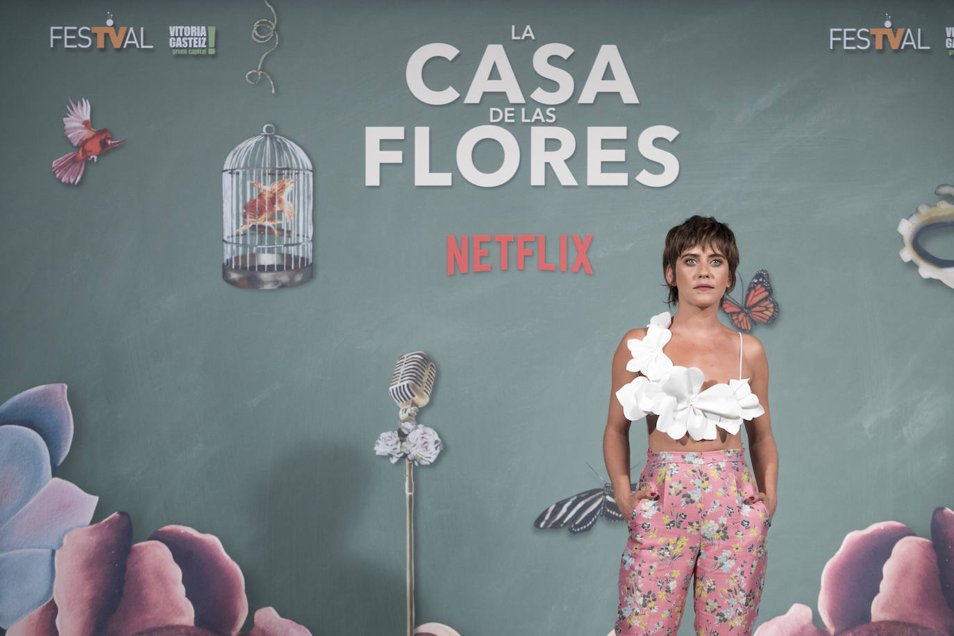 León escogió un estampado floral para la presentación.