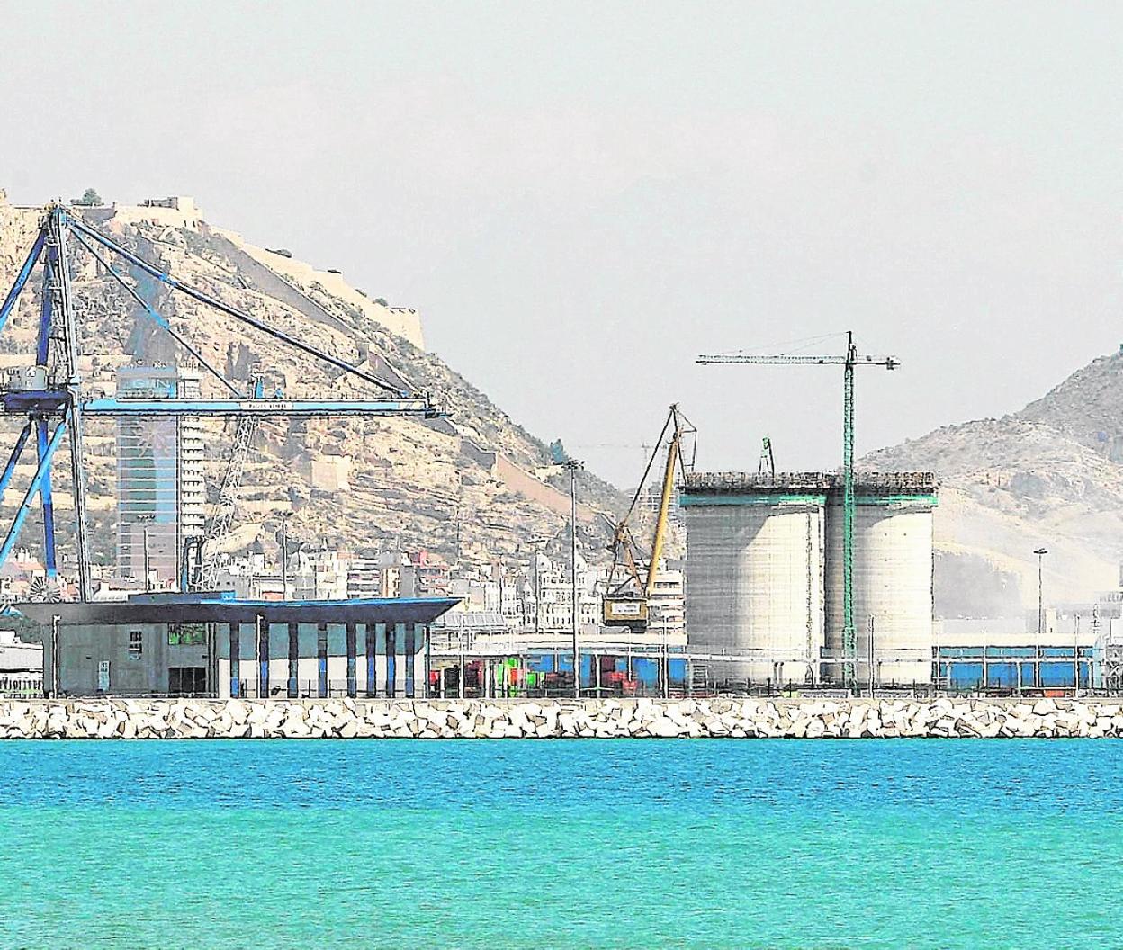 Imagen de archivo de grandes silos de hormigón en el puerto de Alicante. 