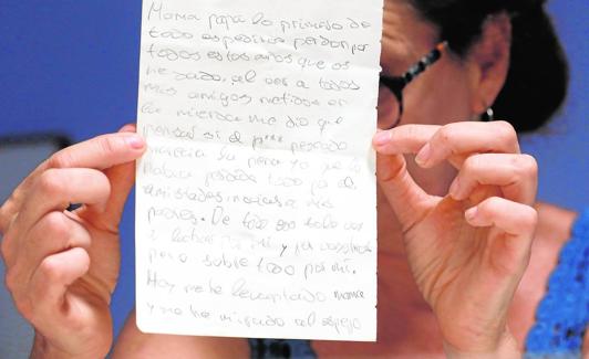 Palabras. Alma muestra parte de una carta de su hijo adicto. 